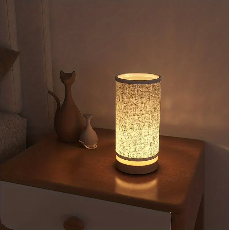 Moderne Tischlampe aus Holz & Leinen