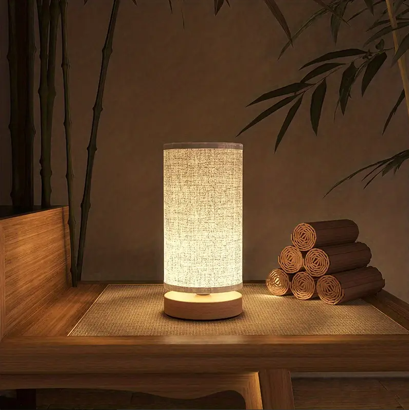 Moderne Tischlampe aus Holz & Leinen