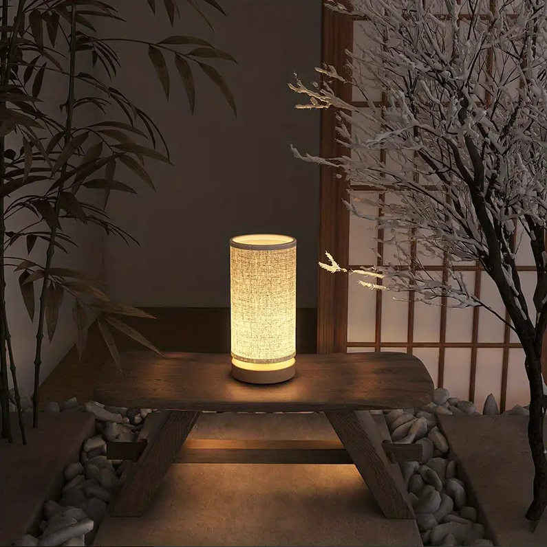 Moderne Tischlampe aus Holz & Leinen