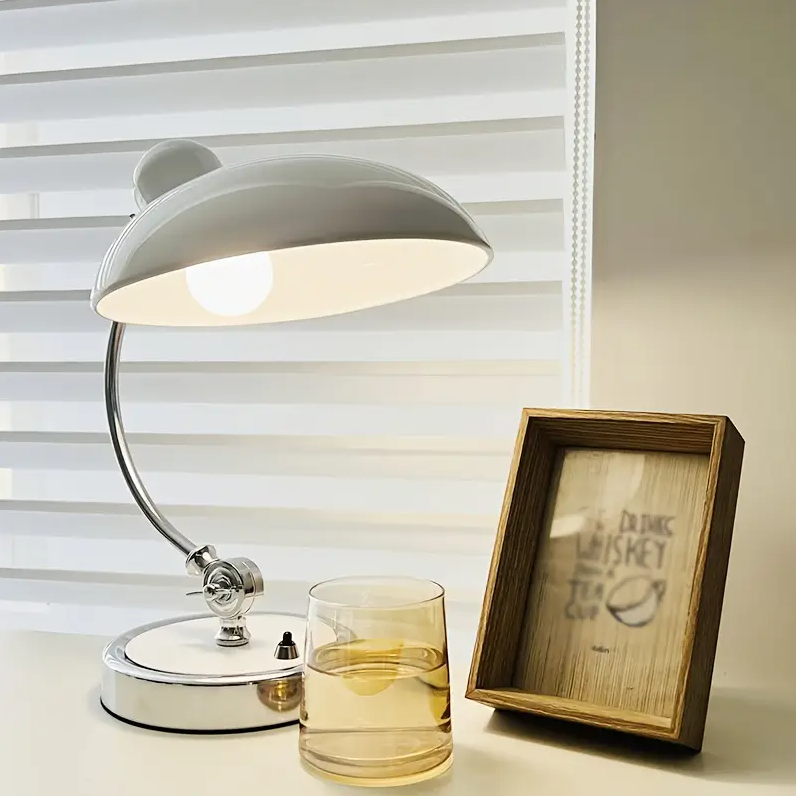 Minimalistische Retro-Schreibtischlampe