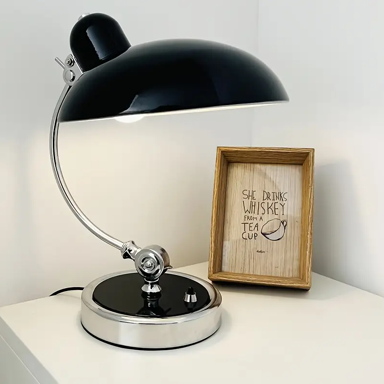 Minimalistische Retro-Schreibtischlampe