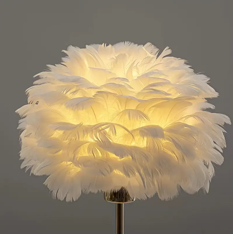 Weisse Feder-Tischlampe