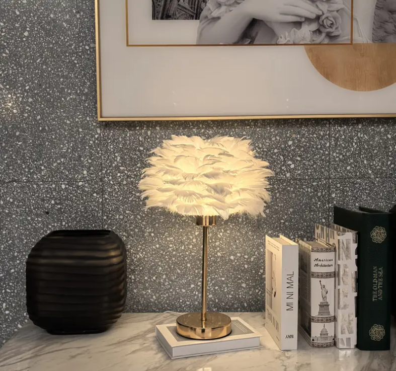 Weisse Feder-Tischlampe
