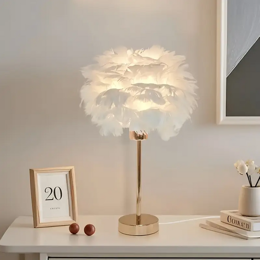 Weisse Feder-Tischlampe